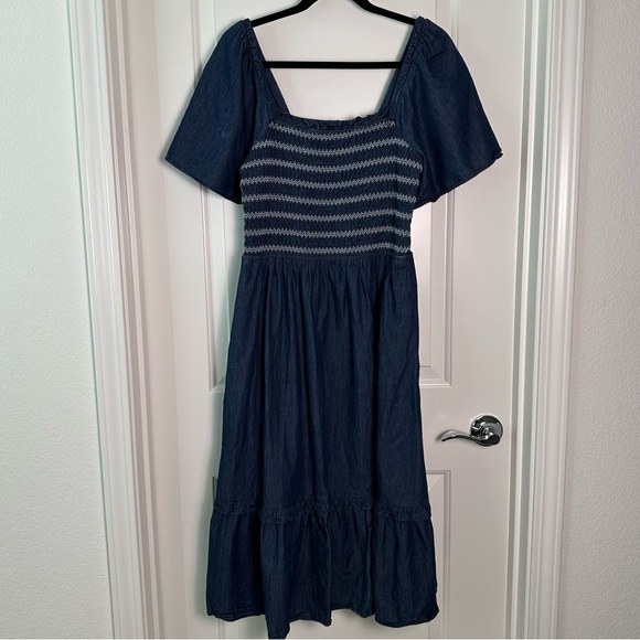 Draper James Deana Smocked Dress Chambray Dark Wash size M - Picture 2 of 8